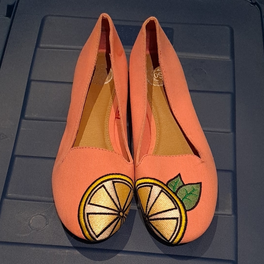 Adorable SO coral peach pink lemonade embroidered flats, sz 7